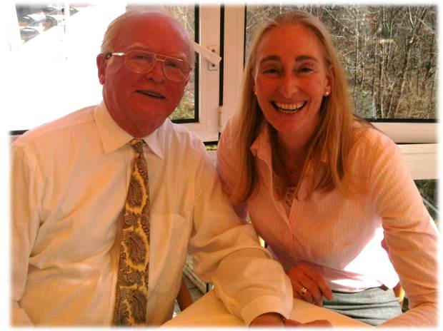 Joachim Völkl (l.)und Annegret Kitzmann-Schubert (r.) im Gespräch